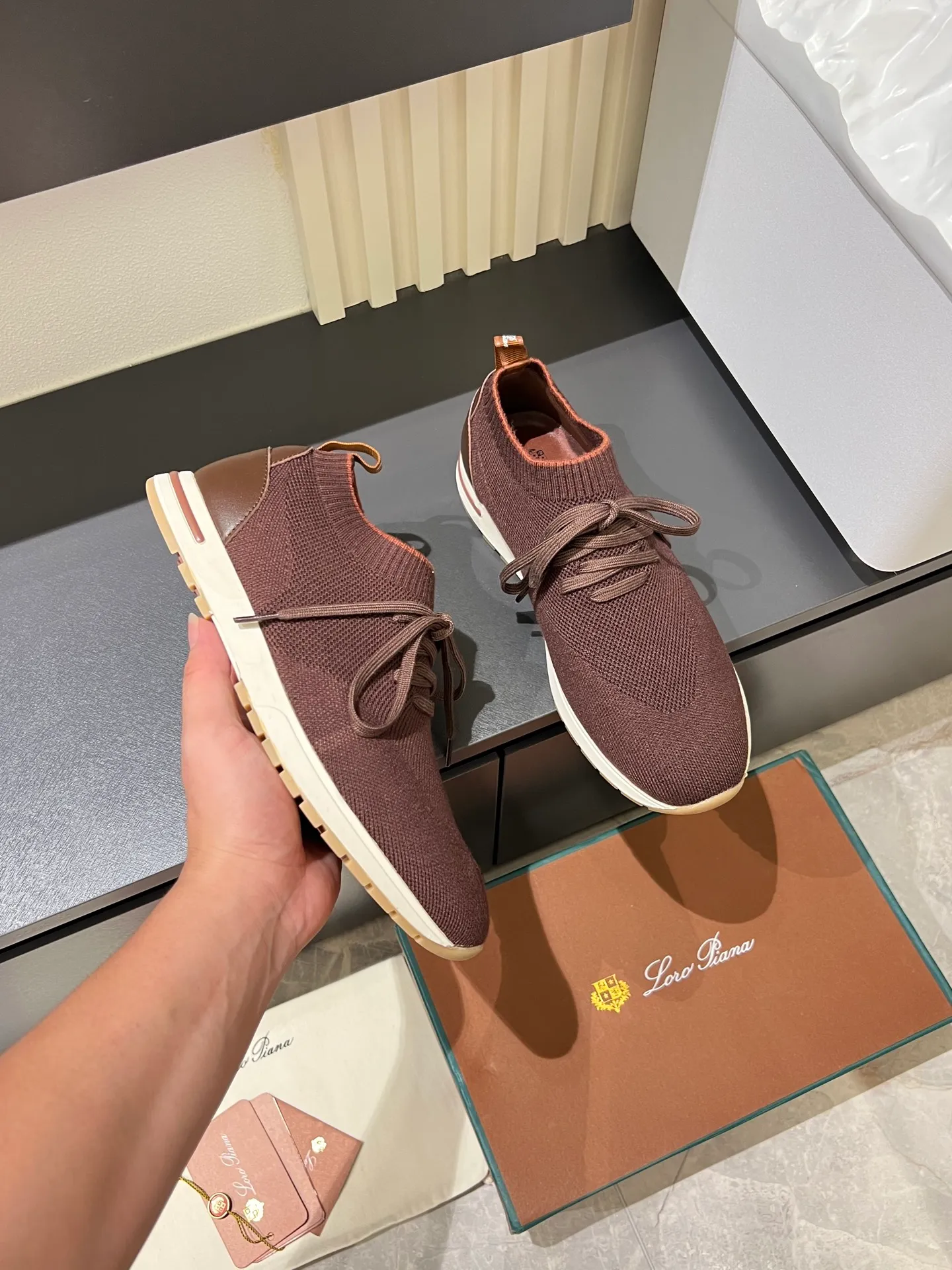 Men's Men's Shoes 💰p380 Loro Men's Shoes 💰piana/Noyo Piana 360 L Men's Shoes 💰p Flexy Walk Men's Sports Shoes These sports shoes are made of knitted wool uppers, and the heel is wrapped in smooth calf leather. Merino sheep are selected from Australia and New Zealand. The upper is machine-woven like a sweater, and then equipped with a white rubber outsole and a Kummel-colored sole. It is both beautiful and non-slip. The fabric is 100% cashmere and the insole is calf leather. It is super comfortable on the feet! Comes with full original packaging! Multiple colors available! Size: 38-44 (45 customized)